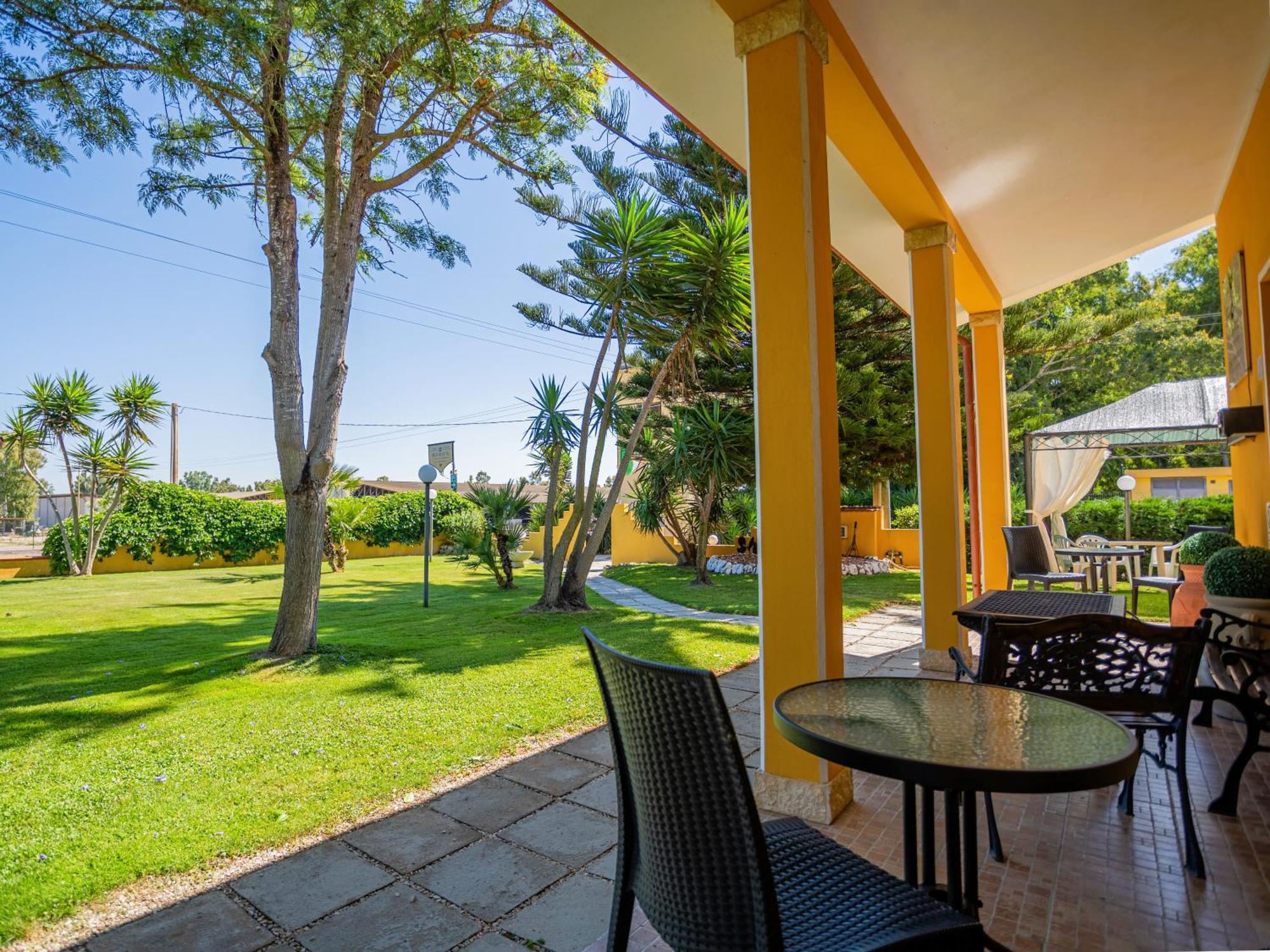 Memo'S Affittacamere Arborea Exterior photo